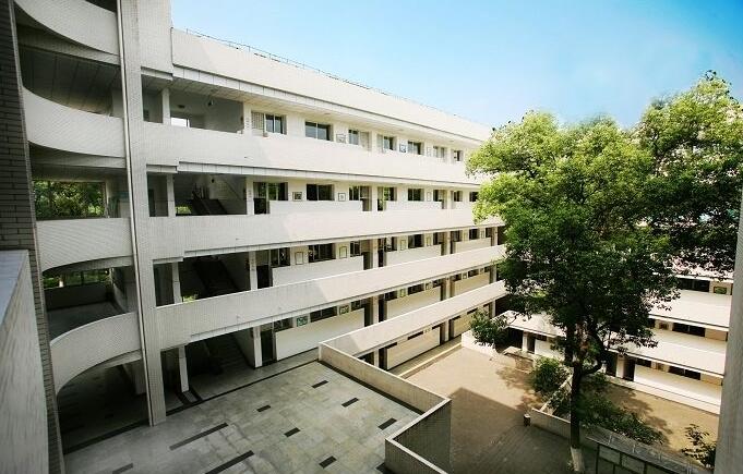 綦江縣楊地灣學(xué)?！赋踔胁俊?></a></div>
            <dl>
              <dt><a href=