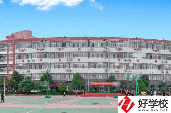 長沙中部鐵路航空中等職業(yè)學(xué)校籃球場
