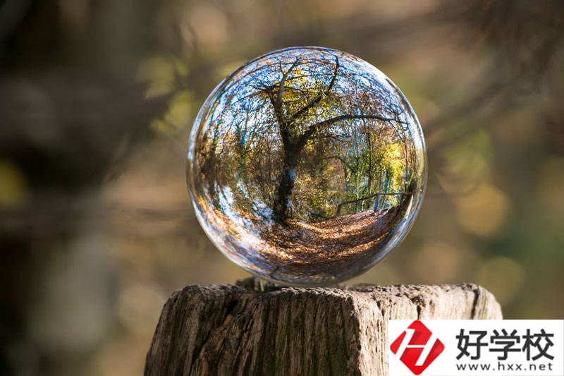 郴州中職學(xué)校排名前三的，學(xué)校環(huán)境都不錯！