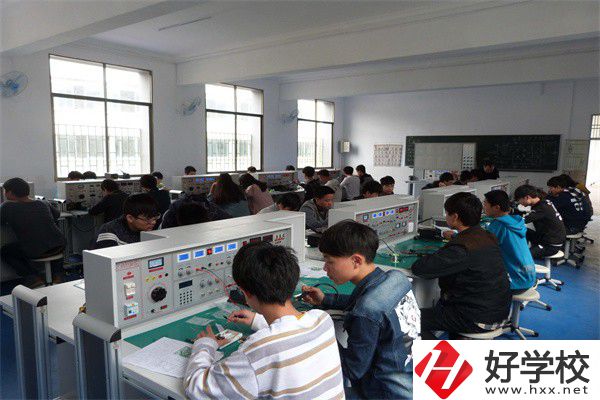 中鋼集團(tuán)衡陽重機(jī)技工學(xué)校是公辦還是民辦？學(xué)費是多少？