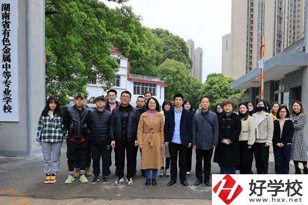 湖南省有色金屬中等專業(yè)學(xué)校的學(xué)費(fèi)大概是多少？
