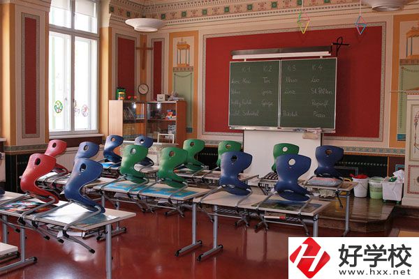 岳陽職業(yè)技術(shù)學(xué)院環(huán)境怎么樣？是民辦的嗎？