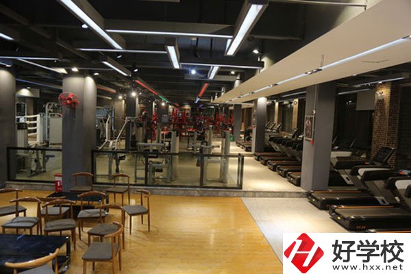 湖南懷化商業(yè)學(xué)校是中專嗎？學(xué)校環(huán)境好不好？