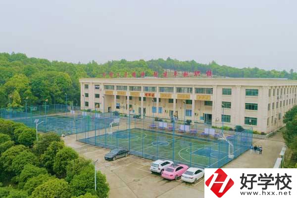 長(zhǎng)沙市湘華中等職業(yè)學(xué)校地址在哪？校長(zhǎng)是誰(shuí)？