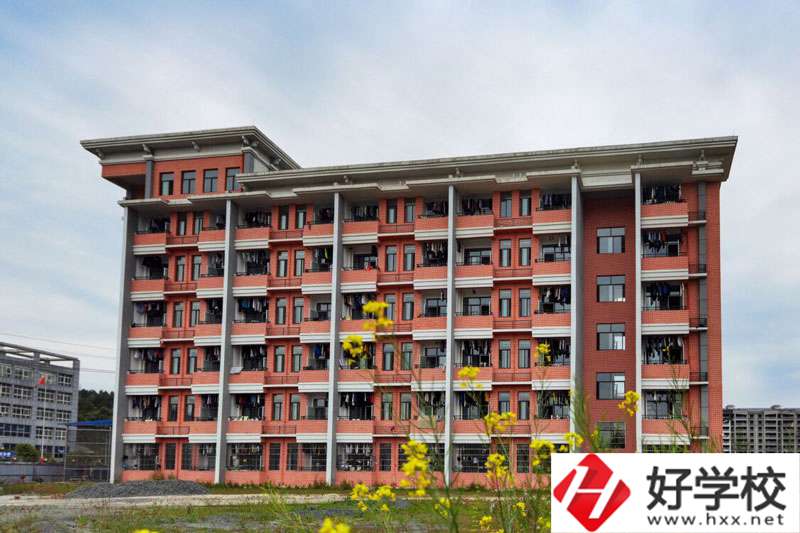 想在懷化會(huì)同縣學(xué)繪畫(huà)？這所中?？梢钥纯?></a></div>
            <dt><a href=