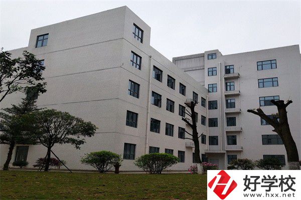 往屆生可以在湖南讀公辦中職嗎？有哪些學(xué)?？梢酝扑]？