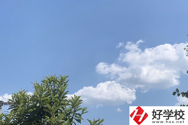 永州湘南職業(yè)技術(shù)學校環(huán)境以及食堂環(huán)境怎么樣？