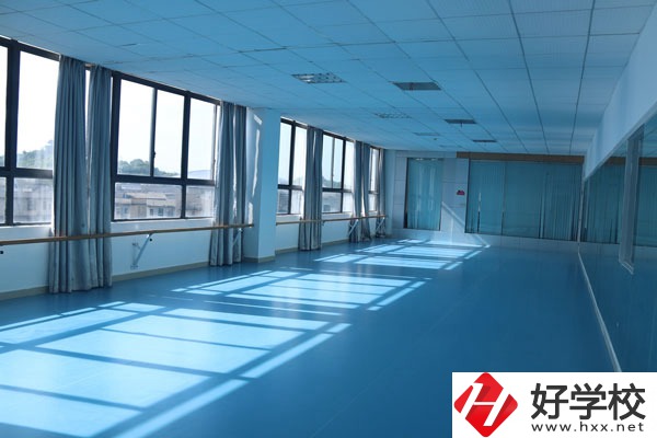 長(zhǎng)沙華中涉外職業(yè)高中辦學(xué)條件怎么樣？