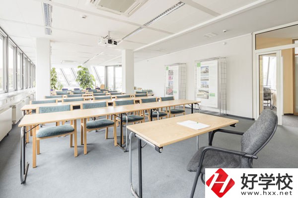湖南耒陽(yáng)師范有什么專業(yè)？學(xué)費(fèi)貴不貴？