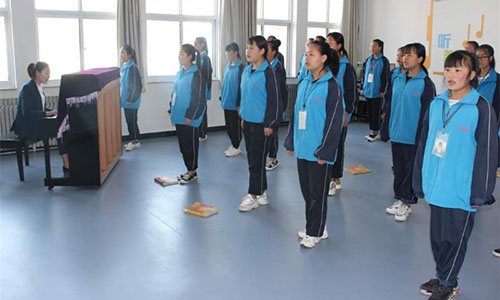 平?jīng)鍪新毥讨行?></center> 
<p><strong>平?jīng)鍪新毥讨行暮喗椋?/strong></p><p>平?jīng)鍪新毥讨行南群螳@得國家、省、市表彰獎勵，被評為“全國職工教育培訓(xùn)示范點(diǎn)"、“全國成人教育先進(jìn)單位”、“甘肅省教育 系統(tǒng)先進(jìn)集體”、“甘肅省模范職工之家”、“全省中等職業(yè)學(xué)校信息化教學(xué)大賽優(yōu)秀組織單位”、“平?jīng)鍪薪逃到y(tǒng)先進(jìn)集體”、“平安校園” 和“黨建綜合示范點(diǎn)”，連續(xù)多年獲縣委、縣政府年度教育工作先進(jìn)集體等獎勵。</p><p>現(xiàn)有教職工84人，其中“雙師型”教師14名?，F(xiàn)有20個教學(xué)班，在校學(xué)生882名，彈性學(xué)籍學(xué)生300名，電大成人本、?？茖W(xué)生230名。開設(shè)旅游服務(wù)與管理、汽車運(yùn)用與維修、護(hù)理、學(xué)前教育等7個專業(yè)，其中電子技術(shù)應(yīng)用和計(jì)算機(jī)應(yīng)用為市級示范性專業(yè)。</p><p>在崇信縣委、縣政府及縣教科局的正確領(lǐng)導(dǎo)和大力支持下，學(xué)校以黨的十九大精神及習(xí)近平新時(shí)代中國特色社會主義思想為指導(dǎo)，深入貫徹落實(shí)全國、省、市、縣教育工作會議各項(xiàng)決策部署，以辦人民滿意的教育為宗旨，按照“厚德強(qiáng)能、強(qiáng)化特色、精細(xì)管理、科學(xué)發(fā)展”的辦學(xué)思路，不斷創(chuàng)新辦學(xué)理念，持續(xù)推進(jìn)教學(xué)改革，著力改善辦學(xué)條件，教育規(guī)模、質(zhì)量和效益得到了穩(wěn)步提高。</p><div   id=