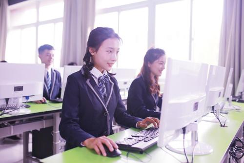 女生適不適合學(xué)計(jì)算機(jī)專業(yè)？