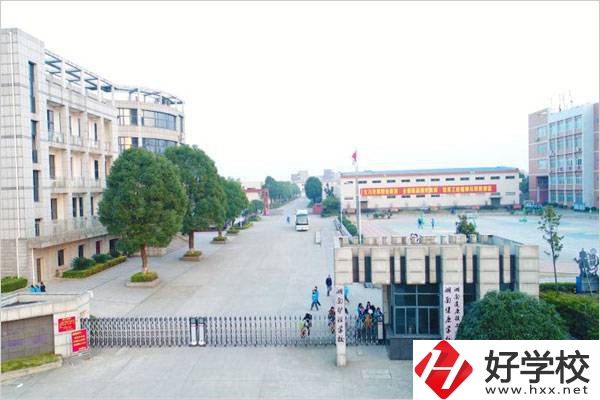長(zhǎng)沙哪個(gè)技?？梢詫W(xué)服裝設(shè)計(jì)與制作專業(yè)？