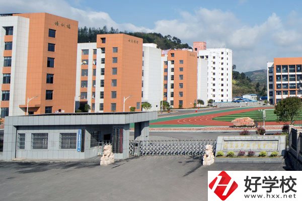  鳳凰縣職業(yè)中專學(xué)校大門(mén)