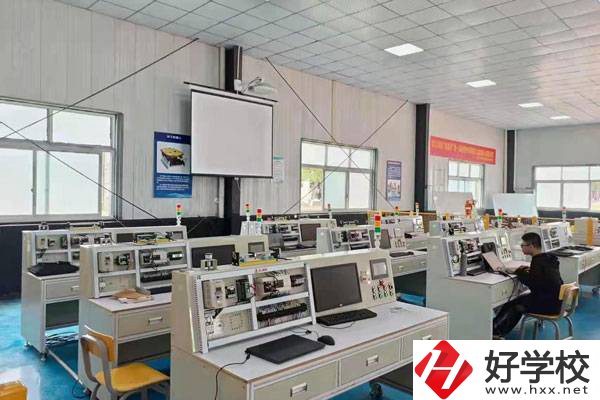 株洲人工智能職業(yè)技術(shù)學(xué)校是公辦還是民辦？學(xué)費(fèi)貴嗎？