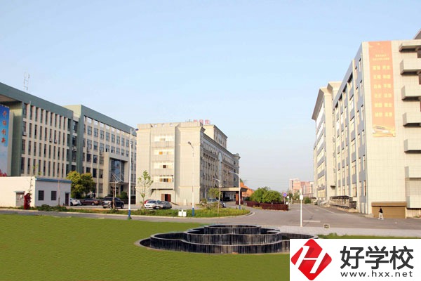 婁底技師學(xué)院有哪些特色專業(yè)？設(shè)施如何？
