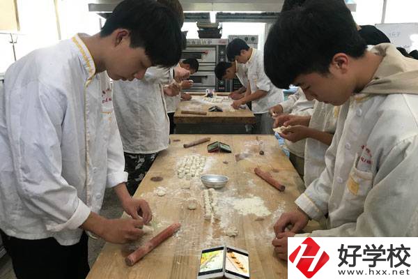 湖南懷化商業(yè)學(xué)校怎么樣？有哪些特色專業(yè)？
