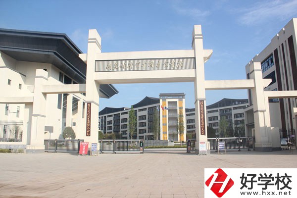 新晃侗族自治縣職業(yè)中等專業(yè)學(xué)校的升學(xué)率和就業(yè)率如何？