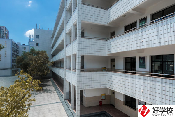 長沙建筑工程學(xué)校學(xué)費(fèi)是多少？