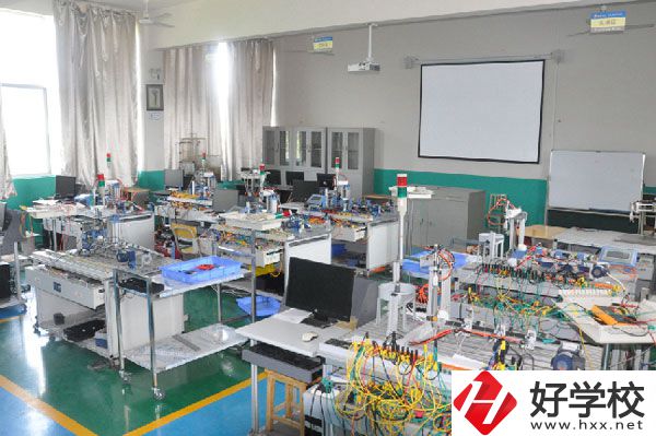 湖南懷化工業(yè)中等專業(yè)學校實訓(xùn)室