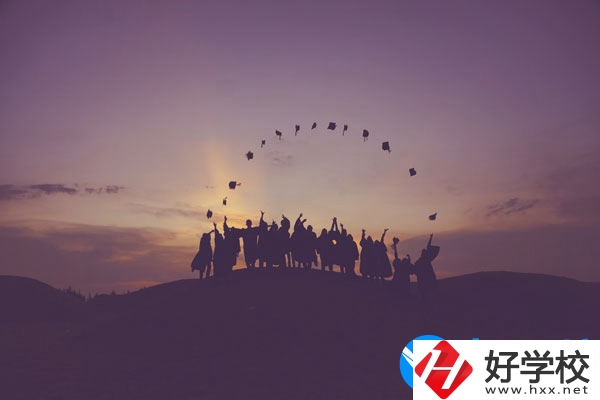 湘潭交通職業(yè)學(xué)校學(xué)費(fèi)貴不貴，宿舍怎么樣？