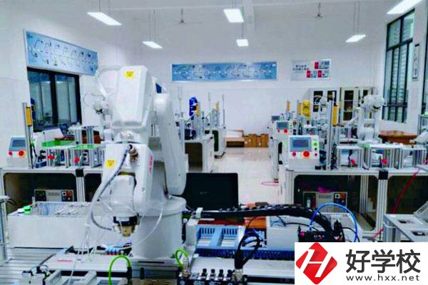 望城區(qū)職業(yè)中專是什么性質(zhì)的學(xué)校？一學(xué)期要多少錢？