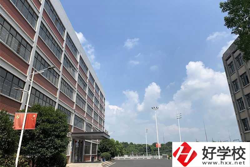 益陽(yáng)機(jī)械工業(yè)職業(yè)學(xué)校有些什么專業(yè)？就業(yè)優(yōu)勢(shì)如何？