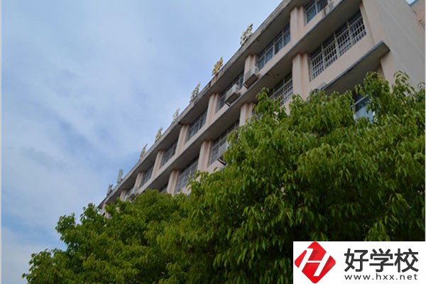 懷化文理學(xué)校是中專嗎？學(xué)費(fèi)情況怎么樣？