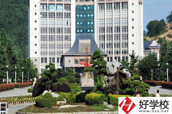 湘西州經(jīng)濟貿(mào)易學(xué)校是民辦還是公辦的？學(xué)校設(shè)施如何？