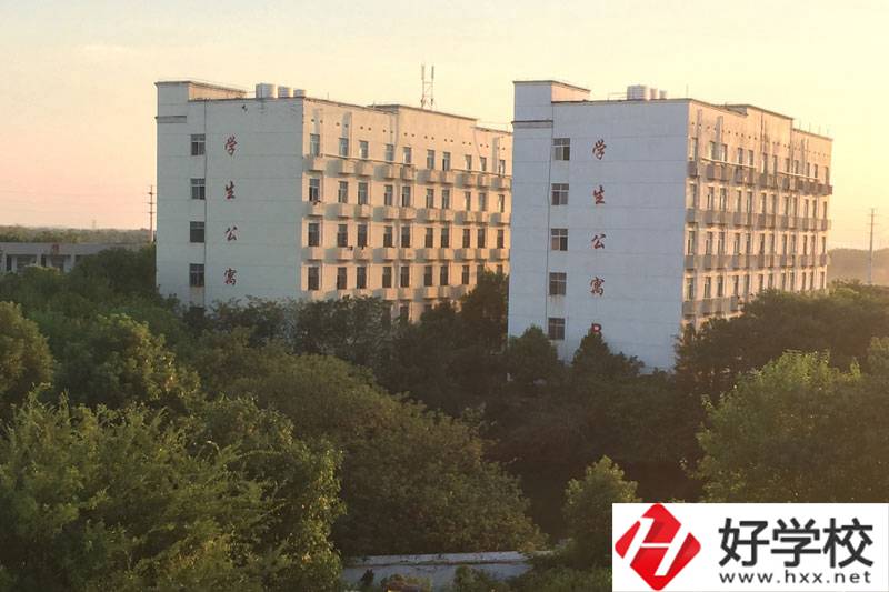 湘潭科旺電腦職業(yè)中專(zhuān)的設(shè)施和管理怎么樣？