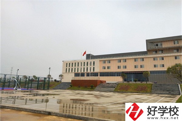 婁底中職學(xué)校學(xué)費多少？有什么報名條件？