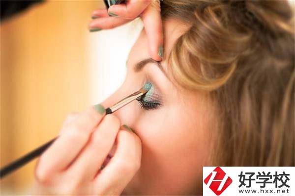 在湖南女生讀技校學(xué)什么專業(yè)最吃香？就業(yè)前景怎么樣？