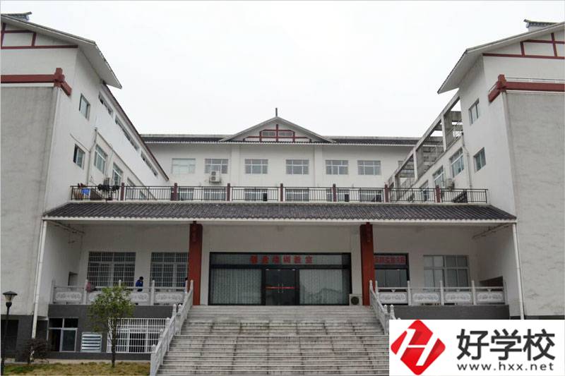 在張家界讀旅游管理專(zhuān)業(yè)，推薦哪所中職學(xué)校？