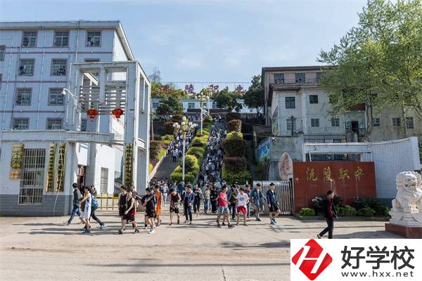 懷化中專學汽修一年要花多少錢？有哪些中?？梢酝扑]？