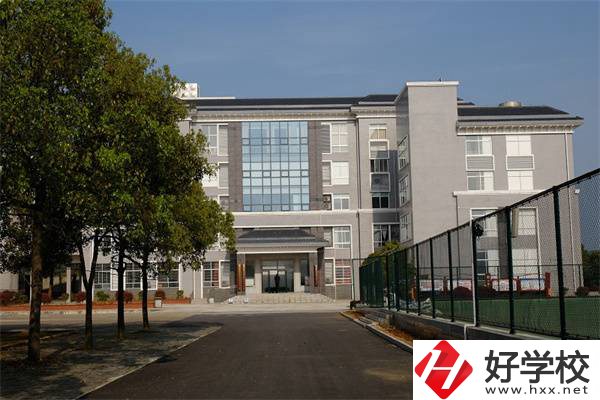 湘潭韶山職業(yè)中專學校在哪里？有高考班嗎？