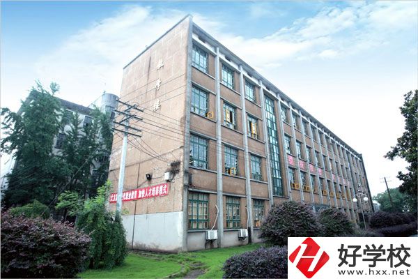 湘潭交通職業(yè)學(xué)校是公辦還是民辦？學(xué)費(fèi)貴不貴？