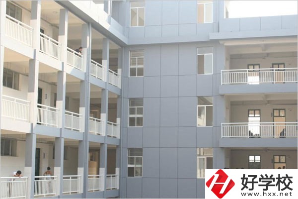 張家界有沒有招往屆生、插班生、轉(zhuǎn)學(xué)生的職校？