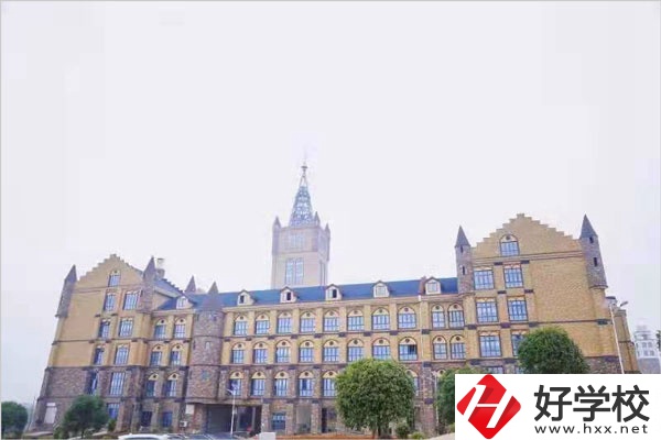 長(zhǎng)沙市拔萃中等職業(yè)學(xué)校的特色專業(yè)有哪些？